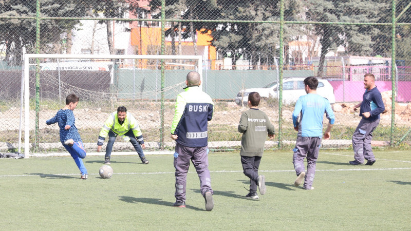 BUSKİ, depremzede çocuklar için sahada