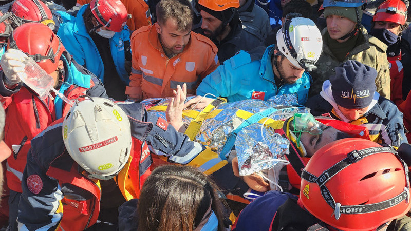 198 saat sonra enkaz altından çıktı, su ve et yemeği istedi