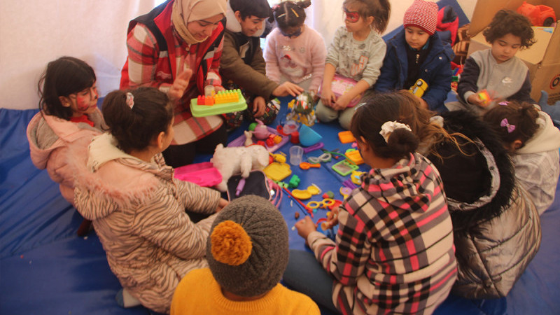 Oyuncaklarını depremzede çocuklara gönderiyorlar