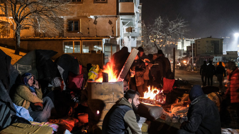 Kahramanmaraş'ta gece boyunca enkaz altındaki yakınlarından haber beklediler