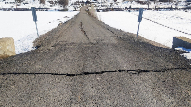 Deprem sonrası oluşan obruk dere yatağını kuruttu