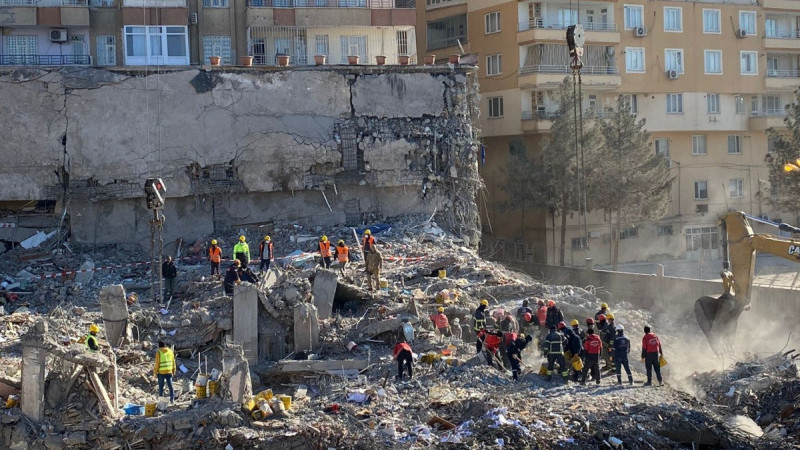 Önce çatırdadı, sonra toz dumanına gömüldü