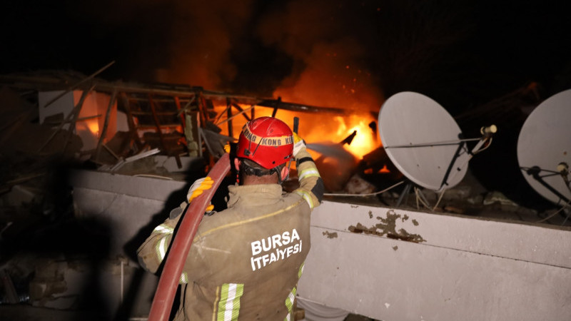 Enkazda çıkan yangını Bursa itfaiyesi söndürdü