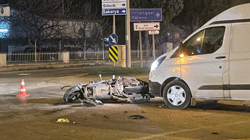 Bursa'da kamyonet ile motosiklet çarpıştı