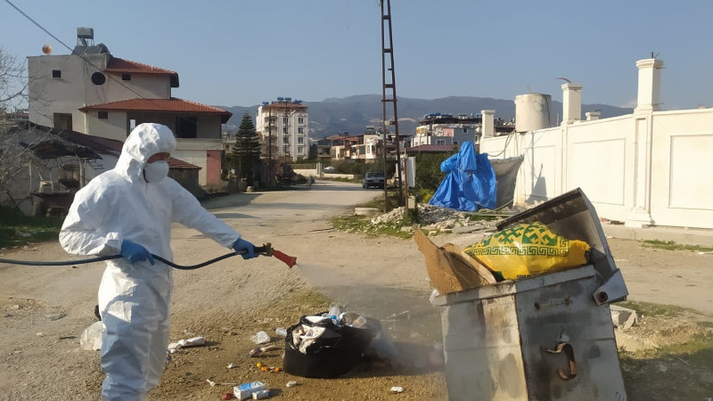 Deprem bölgesi hastalık ve haşere oluşumuna karşı ilaçlanıyor