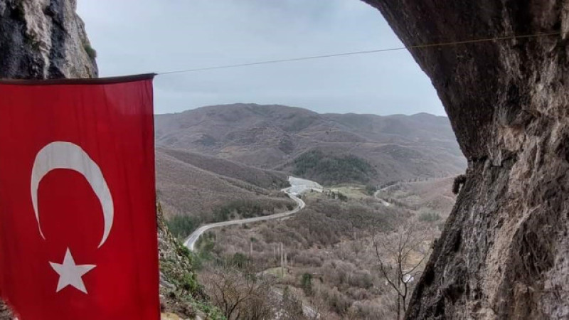 Bursa'da kimsenin çıkamadığı Şahinkaya Mağarası'na Türk bayrağı astı