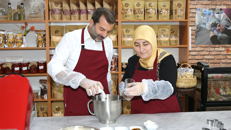 Başkan ve eşi engellier için mutfağa girdi