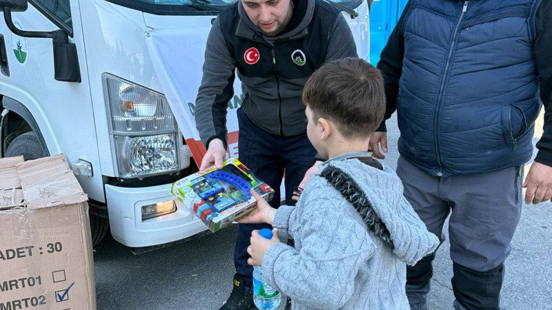 - Depremzede çocukların yüzleri oyuncaklarla güldü