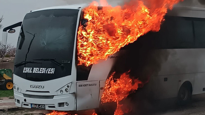 İçinde 25 öğrenci vardı! Korkutan yangın...