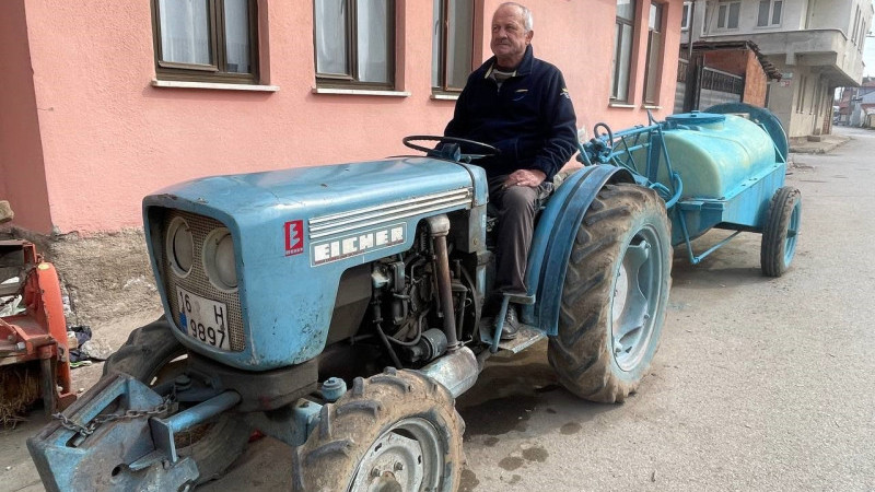 Evinin önünde duran 47 yıllık traktörüne otoyol cezası