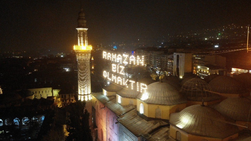 624 yıllık Ulu Cami'ye asılan Ramazan mahyası geceyi aydınlattı