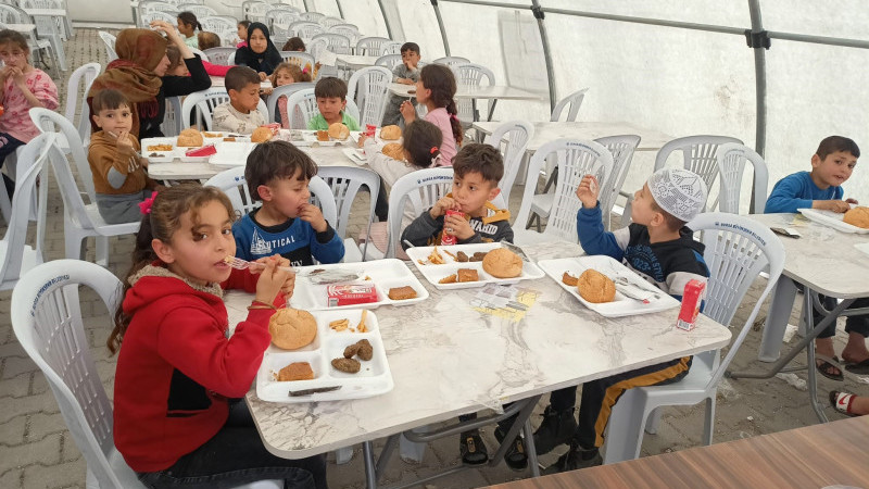 Küçük depremzedelere erken iftar