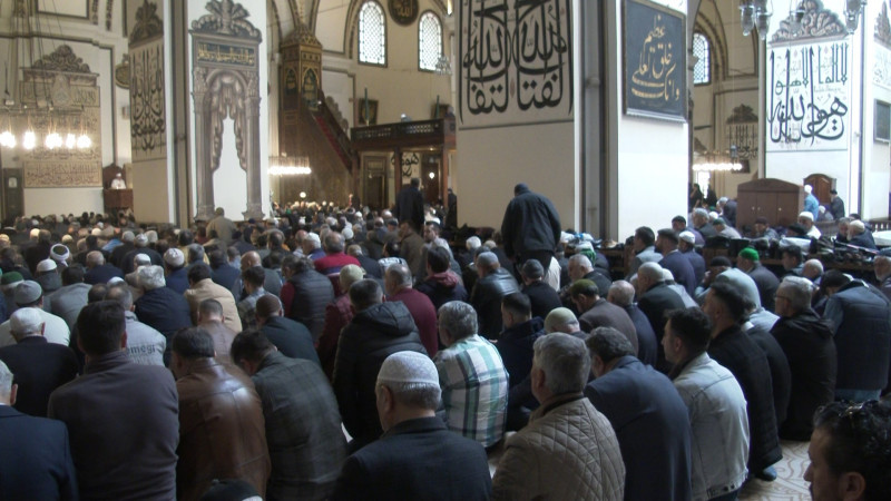 Ramazan ayının son cuması Bursa Ulucami doldu taştı