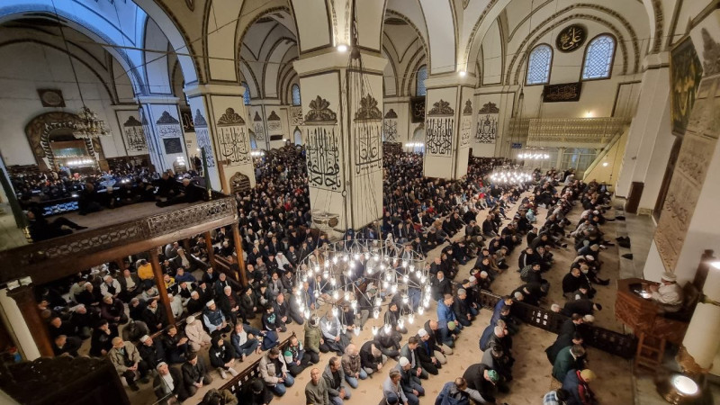 Vatandaşlar tarihi Ulu Camii'ne akın etti