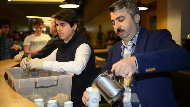 Uyumayan Kütüphanede ders çalışmak öğrencilerden, iftar ve sahur belediyeden