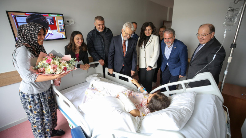 Başkan Turgay Erdem’den kazazede öğrencilere ziyaret