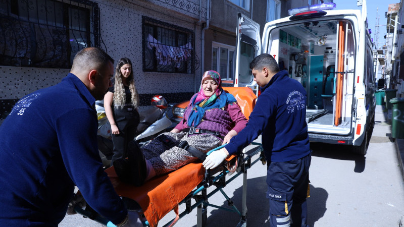 Ambulansla okula, sedye ile sandığa