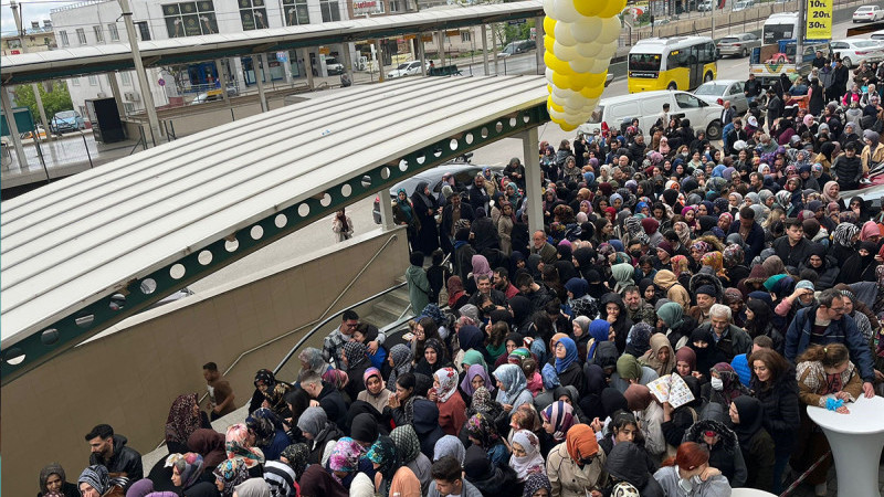 Miting değil indirim izdihamı!