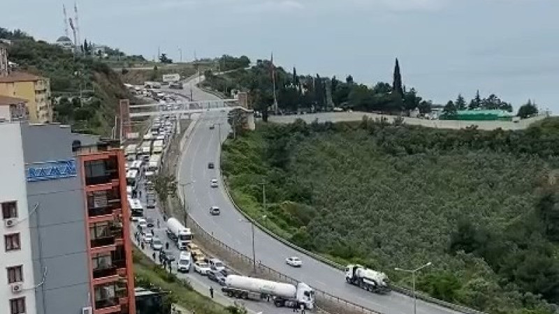 Kaza yapan tanker trafiği kilitledi