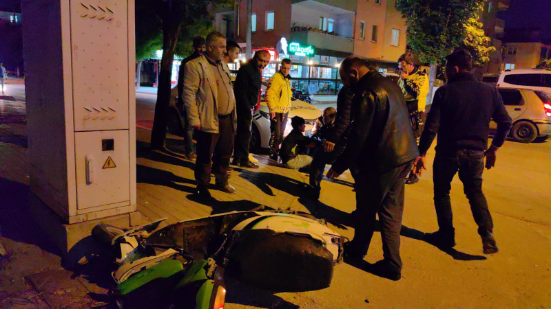 Otomobille çarpışan elektrikli bisiklet sürücüsü yaralandı