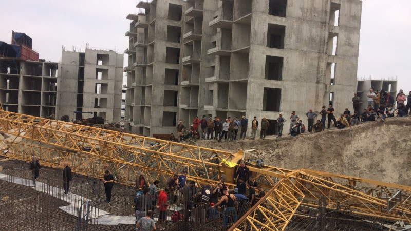 Bursa'da inşaat şantiyesinde vinç devrildi