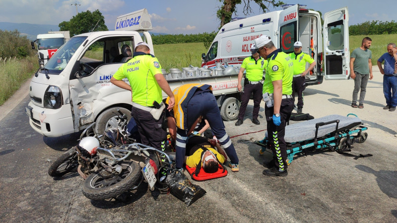 Bursa'da motosiklet ile kamyonet çarpıştı: 1’i ağır 2 yaralı