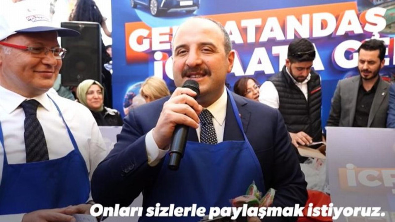 Bakan Varank, pazarcı önlüğü ile vatandaşa seslendi