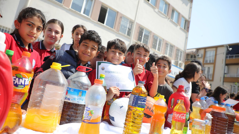 Gemlik’te duyarlı öğrenciler körfezin kirlenmesini önlüyor