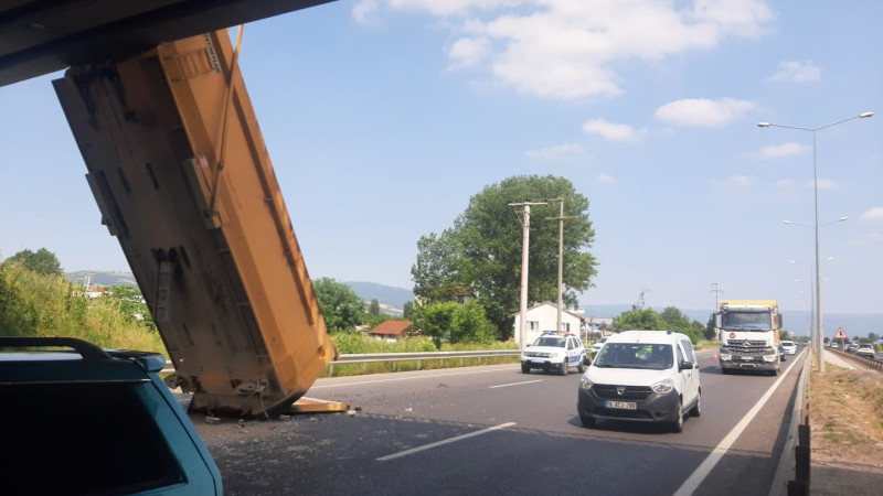 Damperi üst geçide çarpan kamyon şarampole uçtu: 1 yaralı