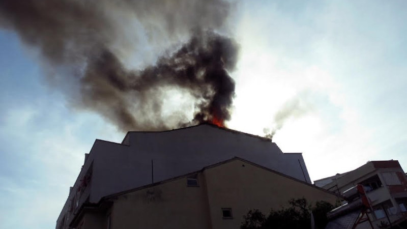 Bursa’da 5 katlı binanın çatı katı alev alev yandı