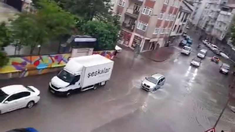 Bursa’da şiddetli yağış hayatı felç etti!