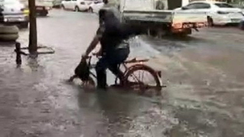 Yağmurlu havada bisikletinin hazin sonu