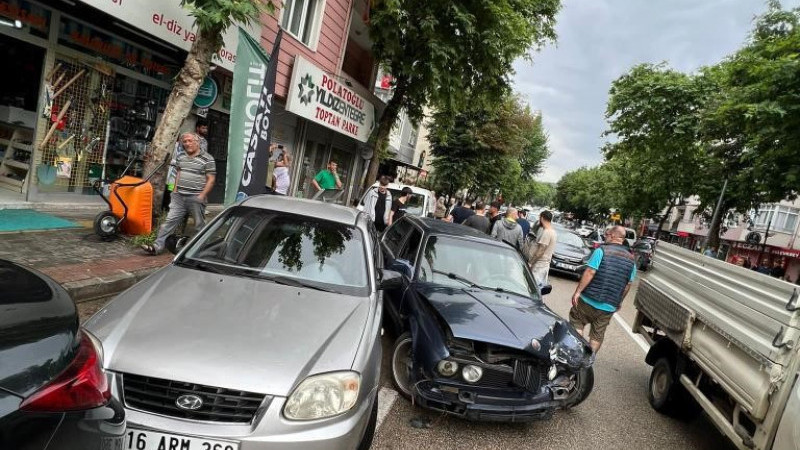 Bursa'da alkollü sürücü park halindeki 3 araca böyle çarptı