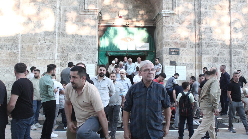 Bursalılar bayram namazı için camileri doldurdu