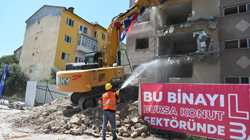 1050 Konutlar’da dönüşüm, yıkımla başladı