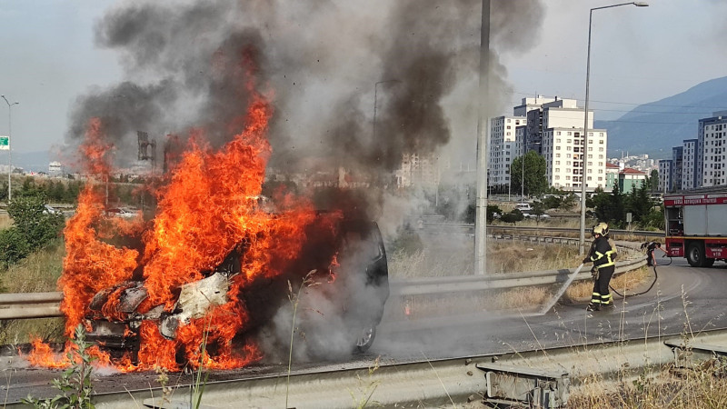 Bursa'da seyir halindeki otomobil alev alev yandı