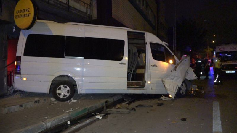 Bursa'da servis minibüsü restorana girdi