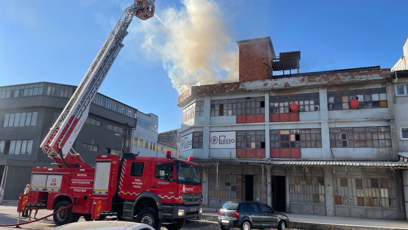 Bursa'da 3 katlı atölyede büyük yangın! 