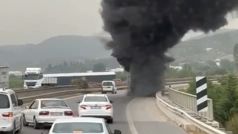 Bursa'da seyir halindeki kamyonet alev alev yandı