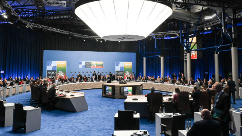 NATO liderleri zirvenin ilk oturumuna katıldı