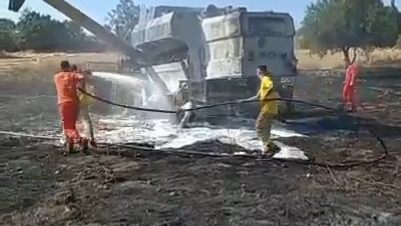 Tarlası ve biçerdöveri kül oldu