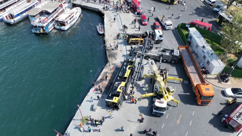 Eminönü’nde denize düşen otobüs 6 saat sonunda çıkarıldı