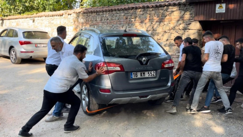 Araç yolu kapatınca, vatandaşlar böyle yardım etti