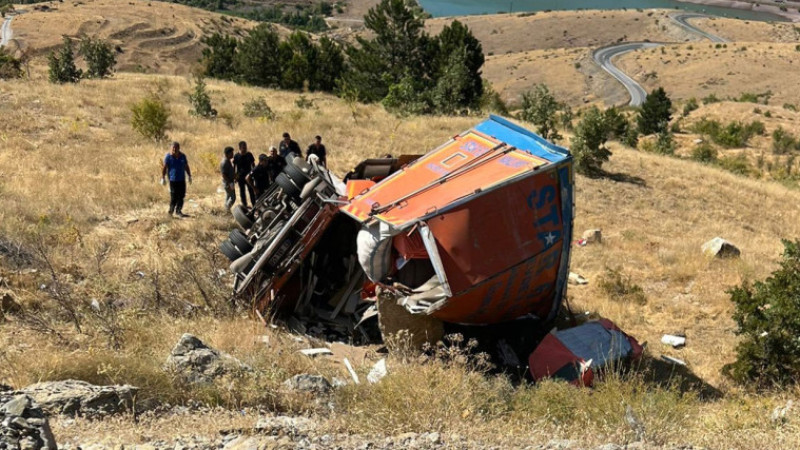 Freni patlayan kamyon şarampole devrildi: 2 ölü, 2 yaralı