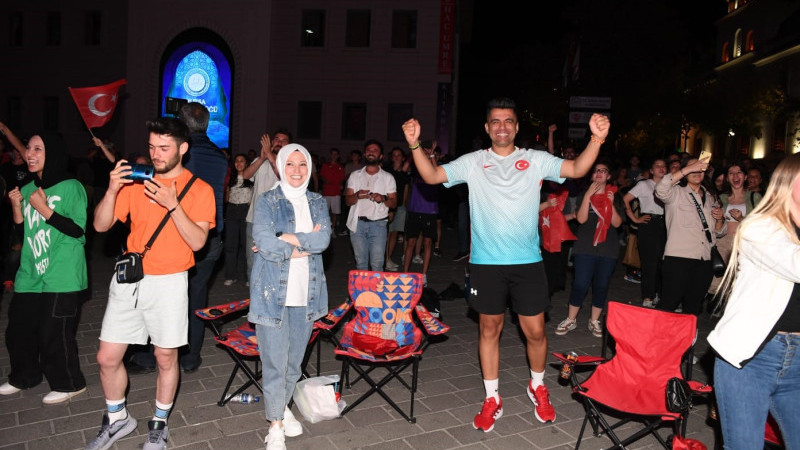 Bursalılar şampiyonluğu dev ekranlarda izledi