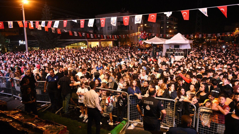 Yenişehir Biber Festivalii'nde Hakan Altun ve Merve Özbey rüzgarı