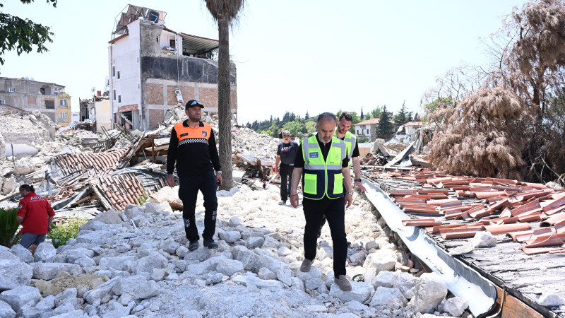 Büyük depremde yıkılan 752 yıllık Ulu Cami'nin enkazı temizleniyor