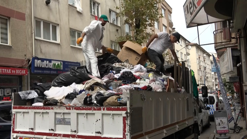 Sokak sokak çöp topladı, orada biriktirdi