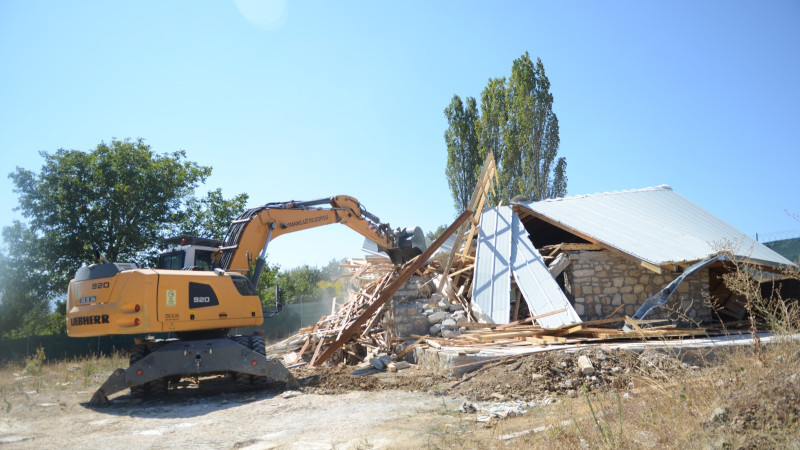 Bursa'da kaçak villa inşaatı yerle bir edildi