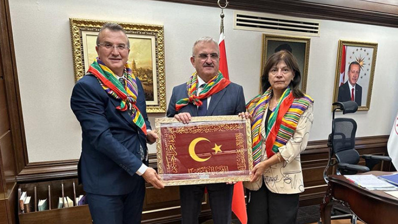 Bursalı Yörük Türkmenlerden Karaloğlu’na Osmanlı Sancağı